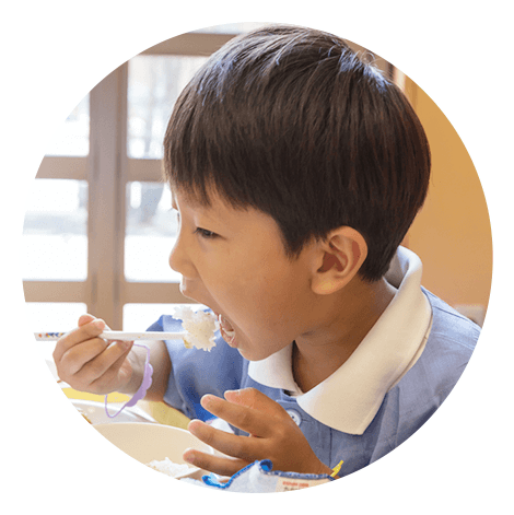 ご飯を食べる幼稚園児