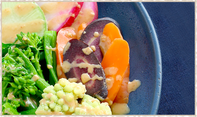 彩り野菜の手作りごまドレッシングサラダ