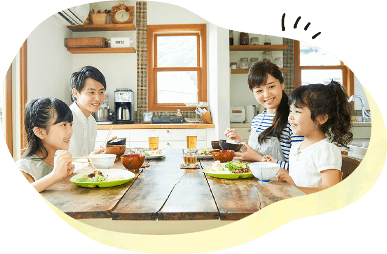 家族で食事をする様子