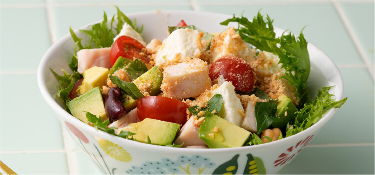 サラダチキンとアボカドとチーズで美容サラダ