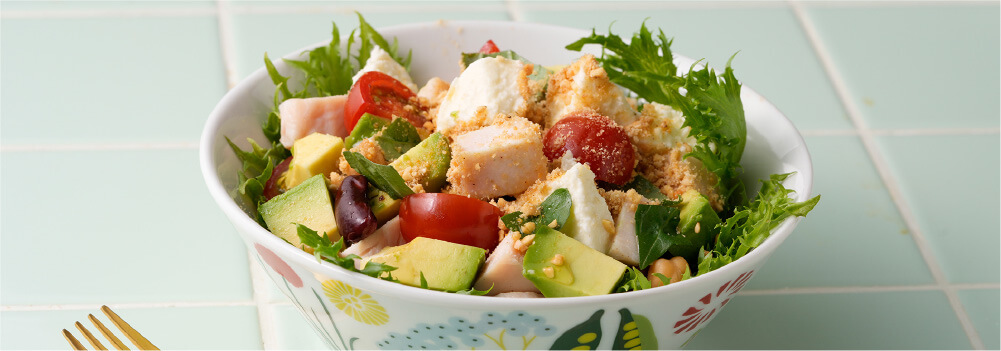 サラダチキンとアボカドとチーズで美容サラダ