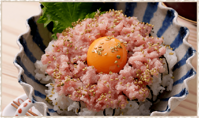 まぐろのたたき丼（わさびごまトッピング）