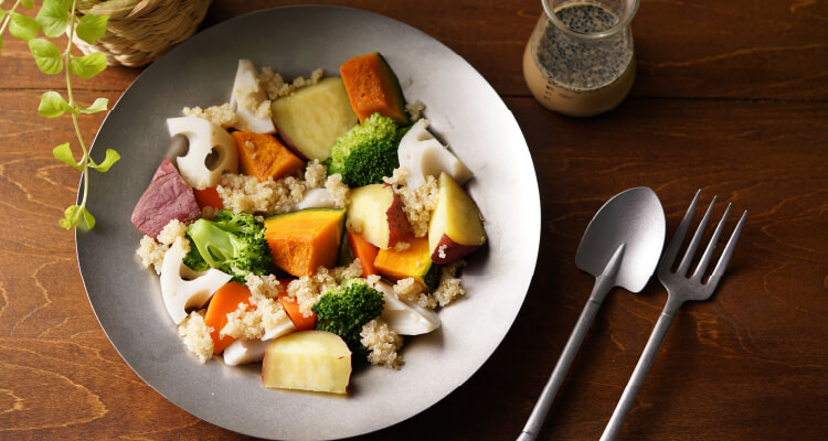 キヌアと温野菜のきなこドレッシング