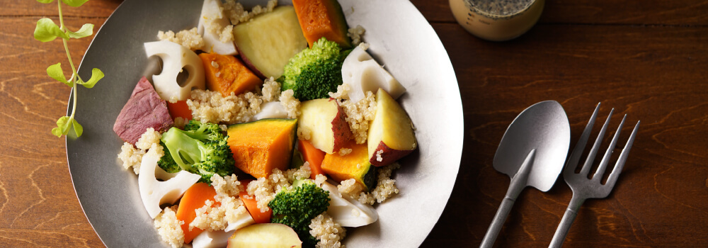 キヌアと温野菜のきなこドレッシング