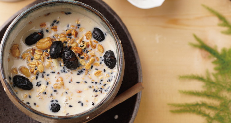 押麦と豆のグラノーラ~ホット甘酒生姜きなこ豆乳~