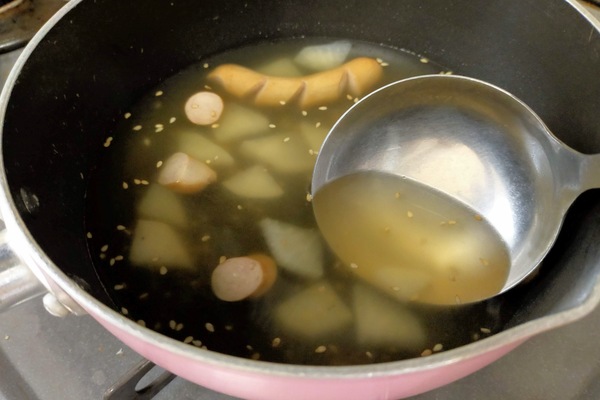 鍋で作成中の大根とウインナーのスープ