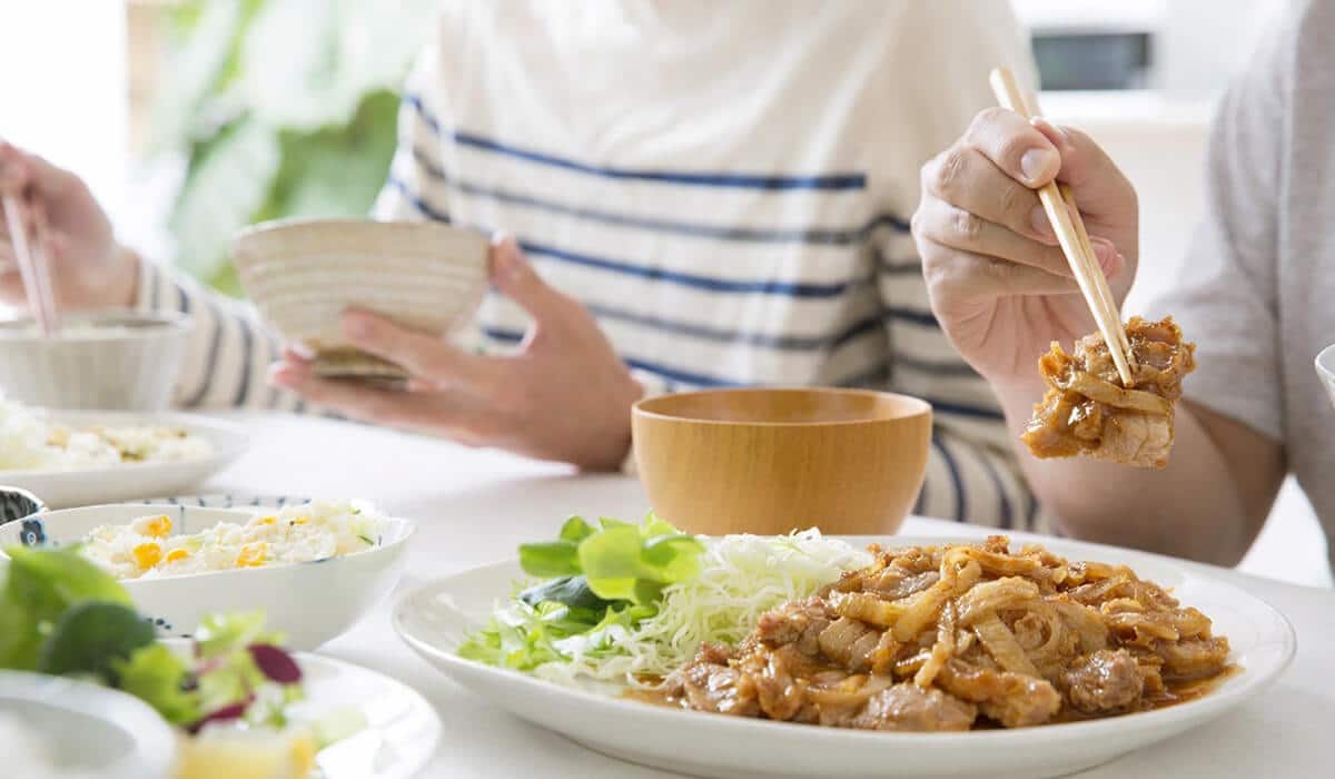 豚肉料理食事風景