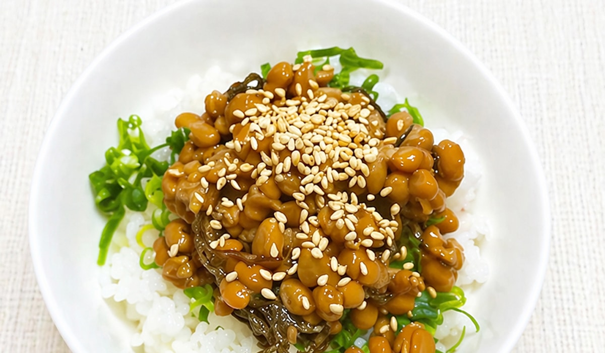 ごまと塩昆布の納豆ご飯